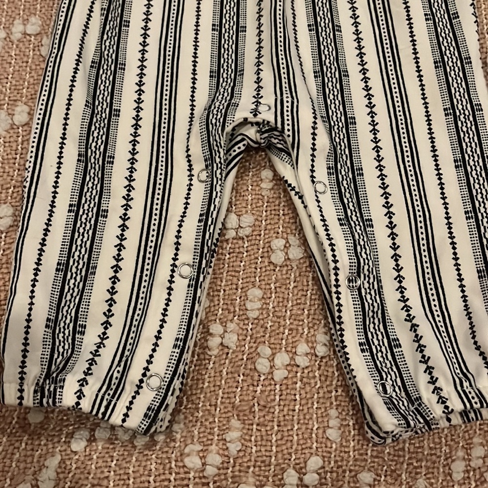 Old Navy Jersey-Knit Utility Jumpsuit black/white size 6-12 months - worn once! - Picture 4 of 5